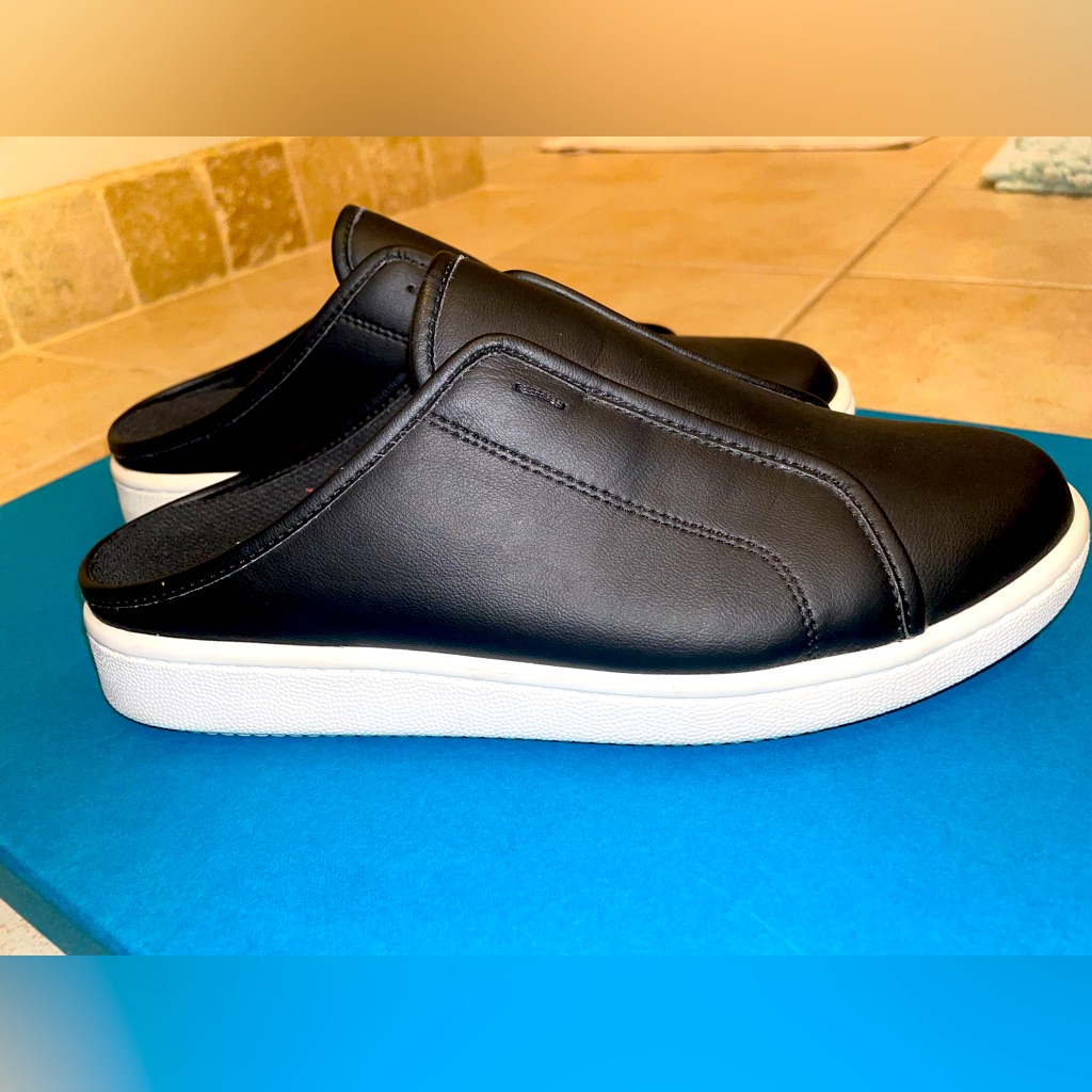 Barely Worn!! Eileen Fisher Size 8 Black Leather Slip-On Sneakers